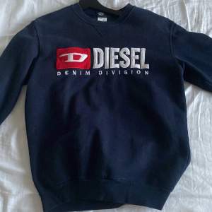 Gammal ”vintage” diesel sweatshirt i fint skick. Inga hål eller skavanker.  Storlek M. Passar både killar & tjejer. 