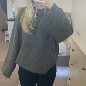 Grå stickad tröja  - Helt ny stickad tröja från indiska, perfekt varm tröja, köptes för 400kr😊