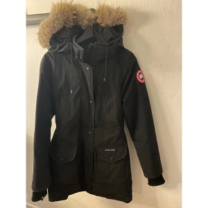 canada goose vinterjacka  - Säljer min Canada goose vinterjacka i storlek XS. Jackan är i fint skick. Använd 2 vintrar. 