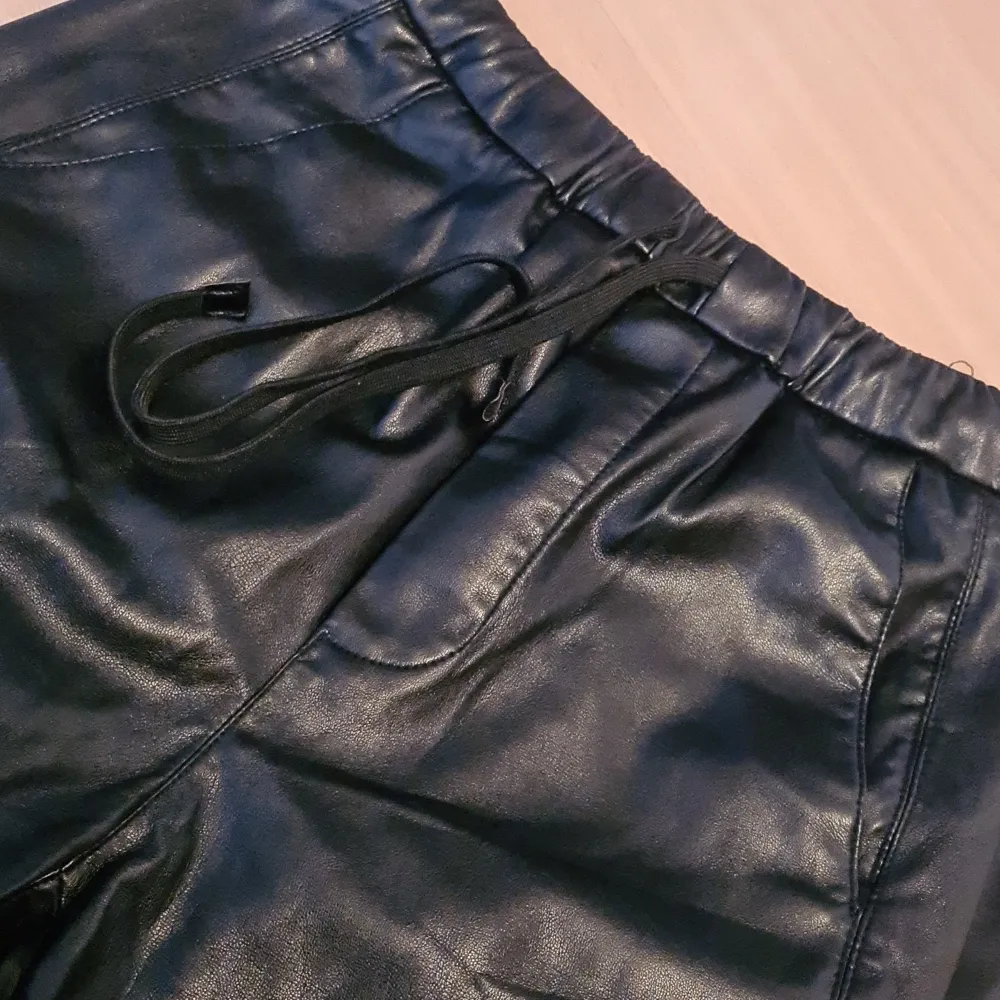 Svarta byxor från Zara i skinnimitation, storlek XS . Jeans & Byxor.