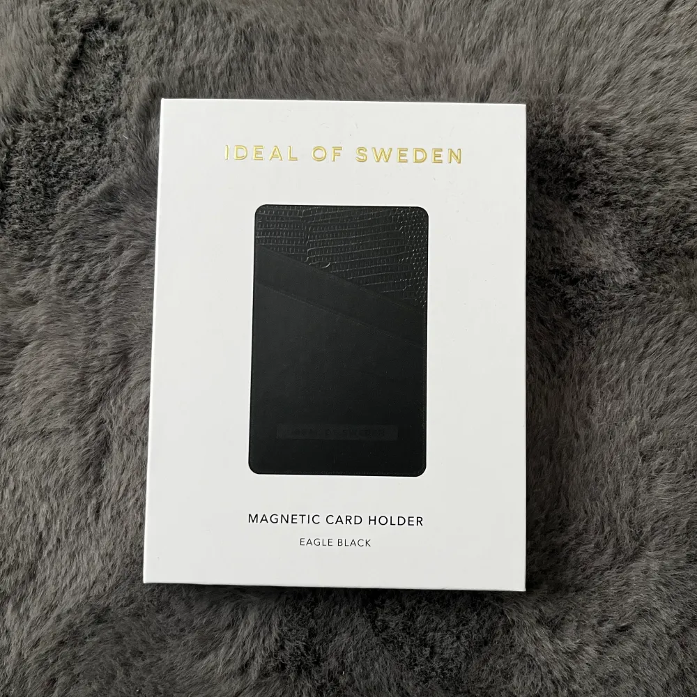 Helt ny korthållare från Ideal of Sweden. Aldrig använd, men öppnad förpackning. Bara testad, men den var tyvärr för stor för min IPhone 13 mini. Nypris 350kr, säljes för 250kr. . Övrigt.