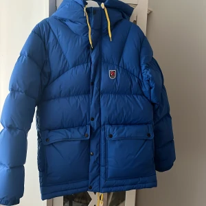 Strl M - En fjällräven jacka i bra skick som är använd en vinter ungefär.