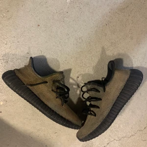 Adidas yeezy bred (keff custom) - Målade dessa men blev aldrig klar och gav upp. Kan säljas för en billig peng.  Storlek 44. Äkta.  Har varken box eller kvitto och har lagt i egna innersulor. Kanske kan va roligt för någon att fixa dessa? 