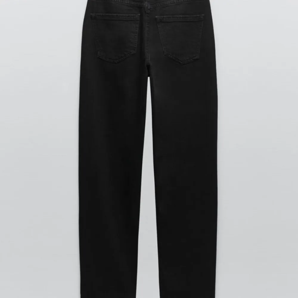 Superfina jeans från zara i storlek 32. Skriv för fler bilder, 100kr+frakt 💕. Jeans & Byxor.