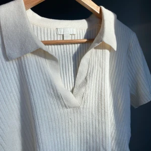 Vit pyjamaströja från HM - Säljer denna sköna tröjan från HM. Den går under kategorin ”pyjamas/loungewear” men jag har använt den som vanlig tröja också. Tröjan är i storlek L men är ganska liten för storleken. Superskönt material🧡