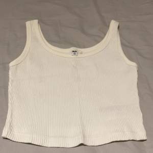 Cropped tank top, fits normally, brand new condition, worn once 