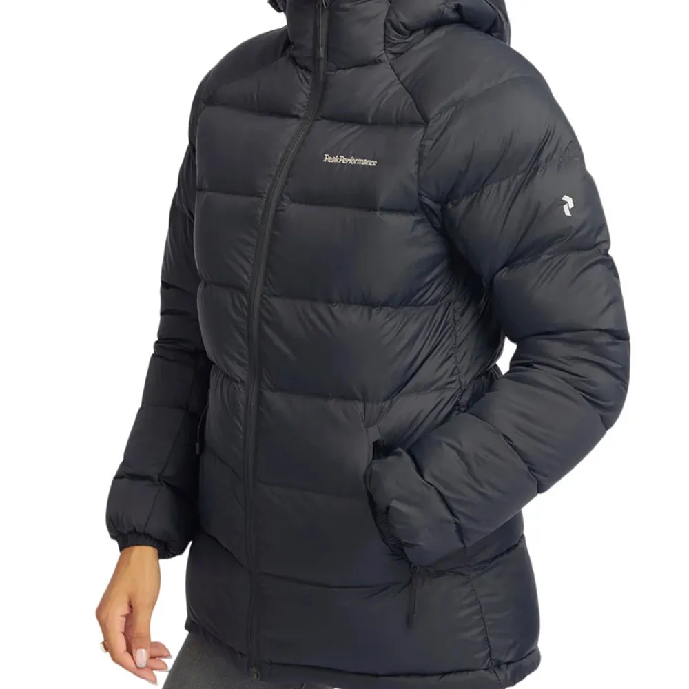 Säljer helt ny vinter jacka, köpt utomlands och var för liten för mig. Down Hood Jacket från Peak Performance är en snygg och mångsidig dunjacka som är både varm och praktisk. Ord pris 3.800kr . Jackor.