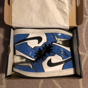 Jordan 1 signal blue  - Säljer dessa skor, andvända en del men fortfarande i fint skick. kartong medföljer, nypris 2500 kr. 