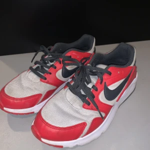Nike skor  - Säljer dessa coola skor då jag inte använder dom längre. Köpa på Stadium förra året! Storlek 38 men passar mig som är 37 också! Köparen strör för frakt📦💕