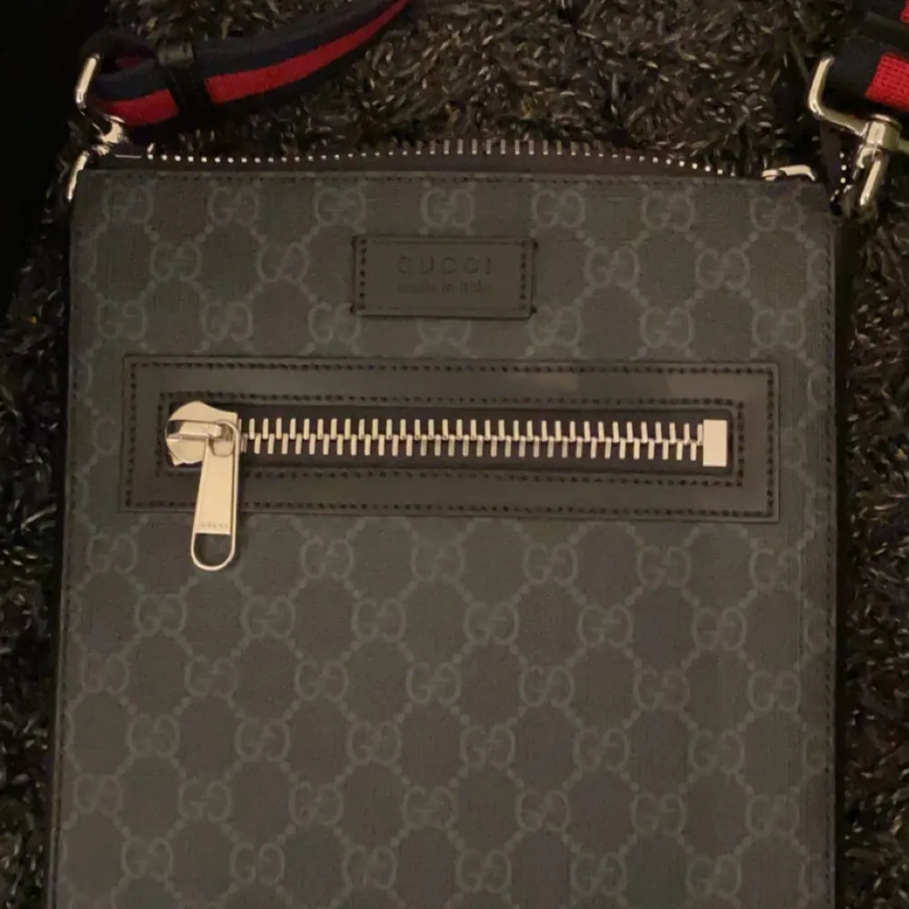 Gucci Messenger bag small äkta med kvitto  från Gucci butiken Stockholm. Knappt hör av dig om du är intresserad utav fler bilder . Tar emot paypal som betalning 👍. Väskor.