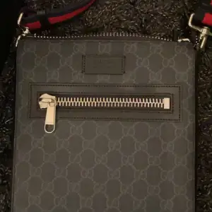 Gucci Messenger bag small äkta med kvitto  från Gucci butiken Stockholm. Knappt hör av dig om du är intresserad utav fler bilder . Tar emot paypal som betalning 👍