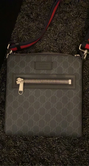 Gucci Messenger bag äkta  - Gucci Messenger bag small äkta med kvitto  från Gucci butiken Stockholm. Knappt hör av dig om du är intresserad utav fler bilder . Tar emot paypal som betalning 👍