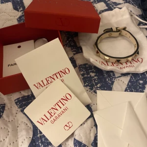 Rockstud Valentino armband  - Säljer detta fina armbandet helt nytt box och allt finns kvar. ny pris 2800. Pris kan diskuteras. Pris: 1700kr