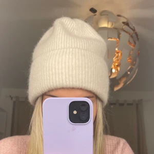 Ribbstickad mössa - Vit Ribbstickad mössa från Kappahl, aldrig använd köptes för 249kr😊.