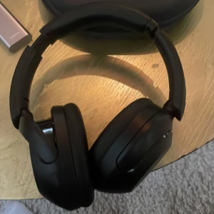 Sony hörlurar - Säljer mina superbra och nästan oanvända Sony lurar. Svinbra ljud och noice-cancelling. Nypris var runt 3200 kr men har ingen användning av dom därav priset.