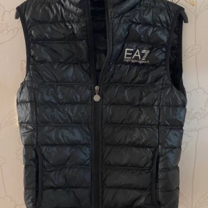 EA7 väst - Säljer en EA7 väst i storlek S.  Skick 8/10  För mer info och bilder kom dm