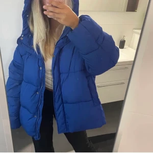 Blå puffar jacka - Blå puffar jacka köpte förra vinter! Storlek M, från lager 157 Som ny o i fint skick OBS! Lånad bild (men är exakt samma jacka)
