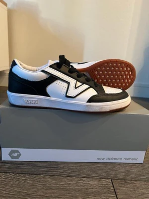 Sneakers-vans - Vans skor endast använda en gång🫶🏾köparen står frakt! (59kr)🥰