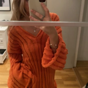 Stickad tröja Ifrån h&m - Väldigt cool tröja ifrån H&M! Använd en gång!