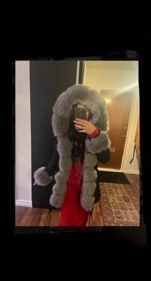 Vinter svart parka jacka med grå äkta päls  - Köpte den för 4500 men säljer för 1000 elller mindre och köpt den förra vintern bara använd den i 2 veckor och har gått ur stilen och vill sälja den 