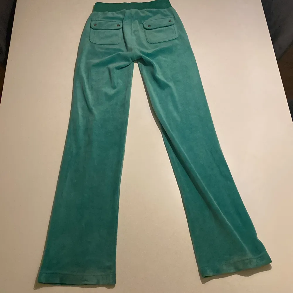 Ett par gröna juicy byxor 💞💞Säljer pågrund av att jag inte använder som längre💕det är äkta💓har heller inte några fläckar på sig. Skriv till mig om ni vill ha fler bilder på byxorna🤍. Jeans & Byxor.