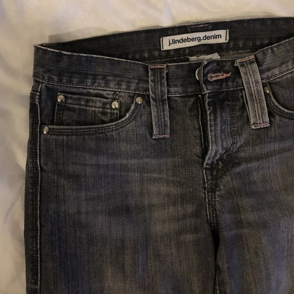 lågmidjade bootcut jeans från j.lindeberg med rosa detaljer på fickorna✨skriv privat för fler bilder!. Jeans & Byxor.