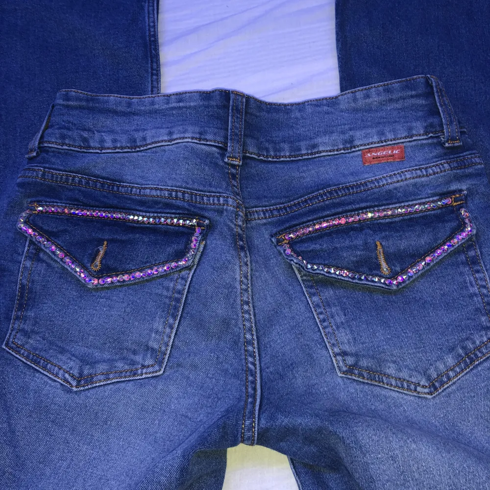 Säljer nu min assnygga lågmidjade jeans. De har stenar på fickorna och är i modellen Flare. Knappt använda då de inte riktigt är min stil!💕 skriv om ni har några frågor!! (Osäker på frakten just nu). Jeans & Byxor.