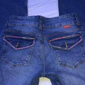 Säljer nu min assnygga lågmidjade jeans. De har stenar på fickorna och är i modellen Flare. Knappt använda då de inte riktigt är min stil!💕 skriv om ni har några frågor!! (Osäker på frakten just nu)