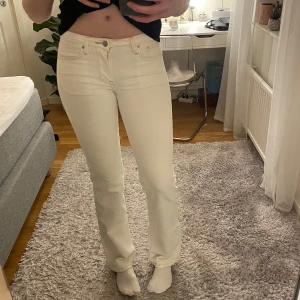 Jeans  - Vita jeans med konstrast sömmar från pepe!