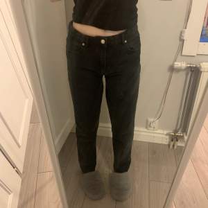 Svarta jeans från Gina Young. Storlek 164. Jag har sytt om de vid skrevet så att de skulle bli midwaist. Fint skick annars och inga defekter förutom det omsydda. 66 kr frakt. ❤️