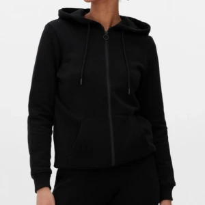 Svart hoodie - Svart zip up hoodie, jätteskönt material, bara provat en gång, säljer pga fel storlek. Pris kan diskuteras och kan säljas i paketpris till den gråa hoodien