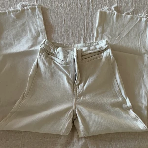 Vita wide leg jeans - Säljer dessa vita wide leg jeans som knappt är använda. Supersnygga nertill med de slitna detaljerna och passar till både vardag  och fest💥