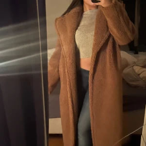 Teddy kappa - Mysig brun/orange teddy vinterjacka från H&M som har använts ca 2-3 gånger💗 funkar jättebra till vintern