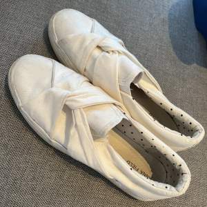 Vita Anna Field skor i storlek 40 men sitter som 39or. Köparen står för frakt, pris kan diskuteras om det är rimligt🌸
