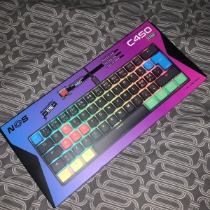 NOS C-450 Mini Pro RGB gaming-tangentbord (tetriz) - Säljer ett helt oanvänd gamingkeyboard. Keyboardet har röda switchar och är 29 cm brett och vilket ger dig mer utrymme för att använda musen.  Nypris på tangentbordet: 900 kr Hör av er vid behov av intresse eller mer information :)