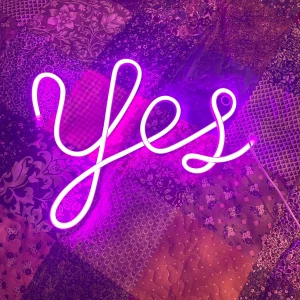 Neonskylt - Köpt på lagerhaus för 500kr! Funkar helt perfekt & lyser starkt! Kan hämtas i Sandviken men kan även fraktas om så önskas! Är lite osäker på frakten men kan dubbelkollas vid köp!