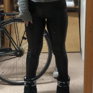 Skinn byxa - Snygg skinnbyxa från H&M😍sitter tajt hela vägen Ena flärpen av där ett skärp ska sitta är sönder.