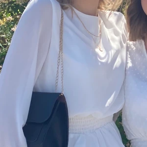 Halsband - Ett jättefint guld halsband (inte äkta) från hm endast använd en gång, se bilden. Säljer då jag inte använder guld❤️
