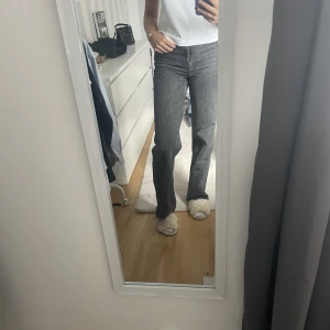 Zara jeans gråa - Gråa jeans från zara i rak modell i strl 36💗☺️