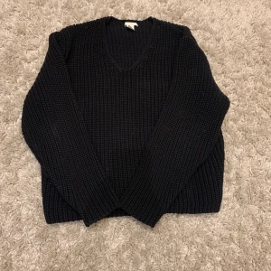 Stickad tröja  - Säljer denna svarta stickade tröja från H&M i storlek xs dam. Säljer för den inte kommer till användning. Använt fåtal gånger.