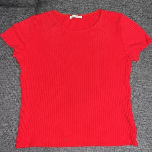  Röd ribbad topp Zara - Röd ribbad top från Zara i storlek M. Bra skick! 