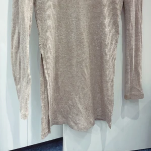 tröja  - fin lång tröja öppen på bege sidorna 