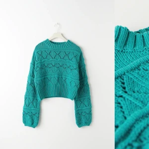 Stickad tröja  - Superfin stickad tröja från Gina Tricot. Använd endast en gång. Inköpt för 299kr, nu slutsåld. Säljer för 150kr + frakt. Kan skicka fler bilder om man vill det💚  