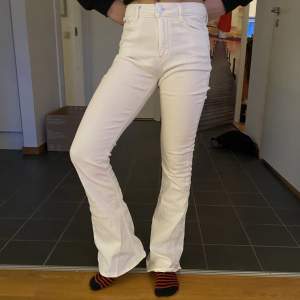 Oanvända högmidjade jeans från Gina tricot. Väldigt fint skick.  Köparen står för frakt 💖