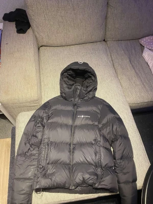Sail Racing jacka Dam - Jag säljer min Sail racing jacka i storlek L. Använd 1 vinter säljer pga att den är för liten för mig nu. Jackan är i nyskick helt utan skador. Nypris är ca. 4000kr och säljer min för 1800kr. Köparen står för frakten.