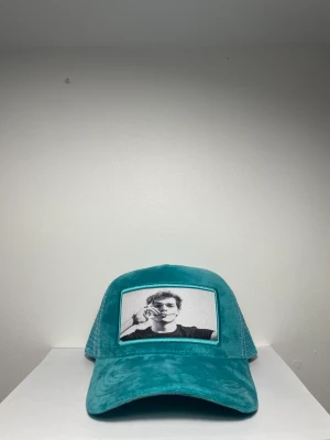 EMILIO PENDENZA  - Hejsan säljer en Emilio pendenza som är slutsåld på deras hemsida. En av mina polare köpte den vid sommaren. Så han ville att jag skulle sälja den här på Plick för han. Väldigt fint skick och kan va en bra present till jul.