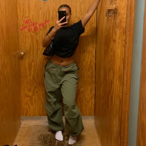 Parachute pants/ Cargo pants  - Köpta från Urban Outfitters. Endast använda ett fåtal gånger. Nypris 800kr. Fraktar gärna😊Hag är 160cm lång 