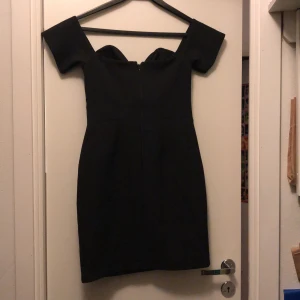 Kort svart klänning - Helt ny klänning, perfekt till fester eller högtider, superfin verkligen 