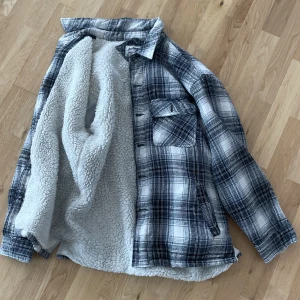 flanell jacka  - oversized stor och mysig, passar mig som bär s/m 