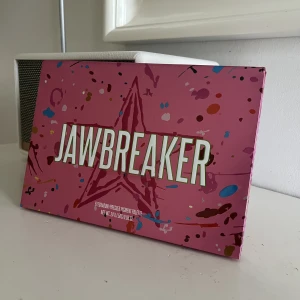 Jeffree star jawbreaker Eyeshadow palette  - Använd, se bilder för skick! Nypris är: 699kr Frakt: 66kr (spårbart)